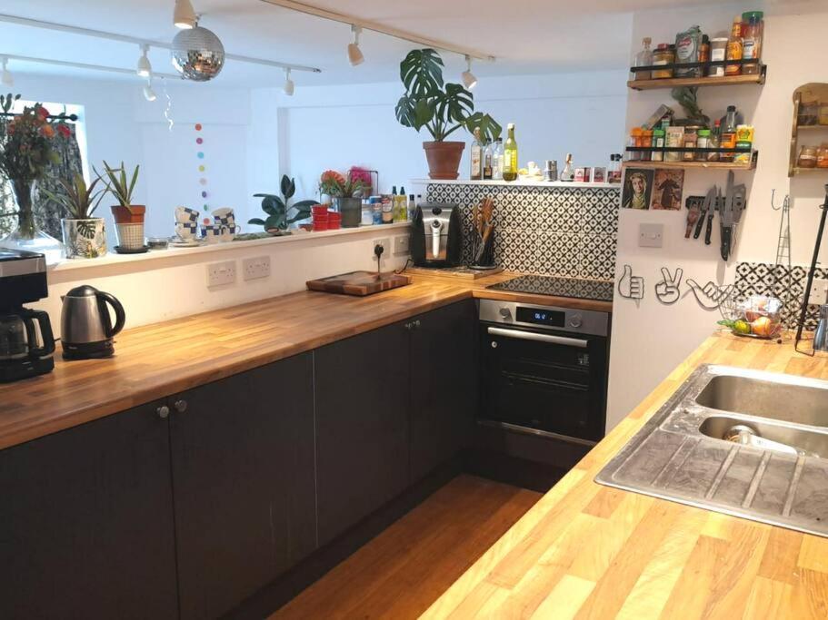 Bright, Roomy, Colourful Flat In Appartement Hove