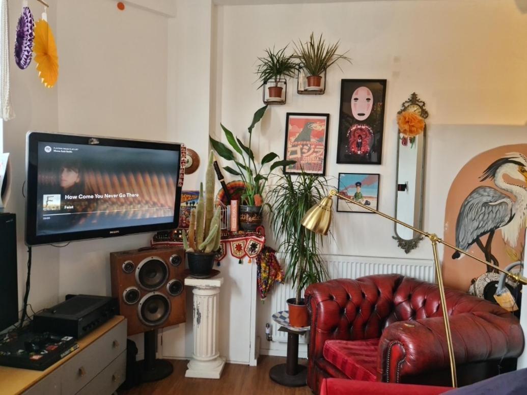Bright, Roomy, Colourful Flat In Appartement *
