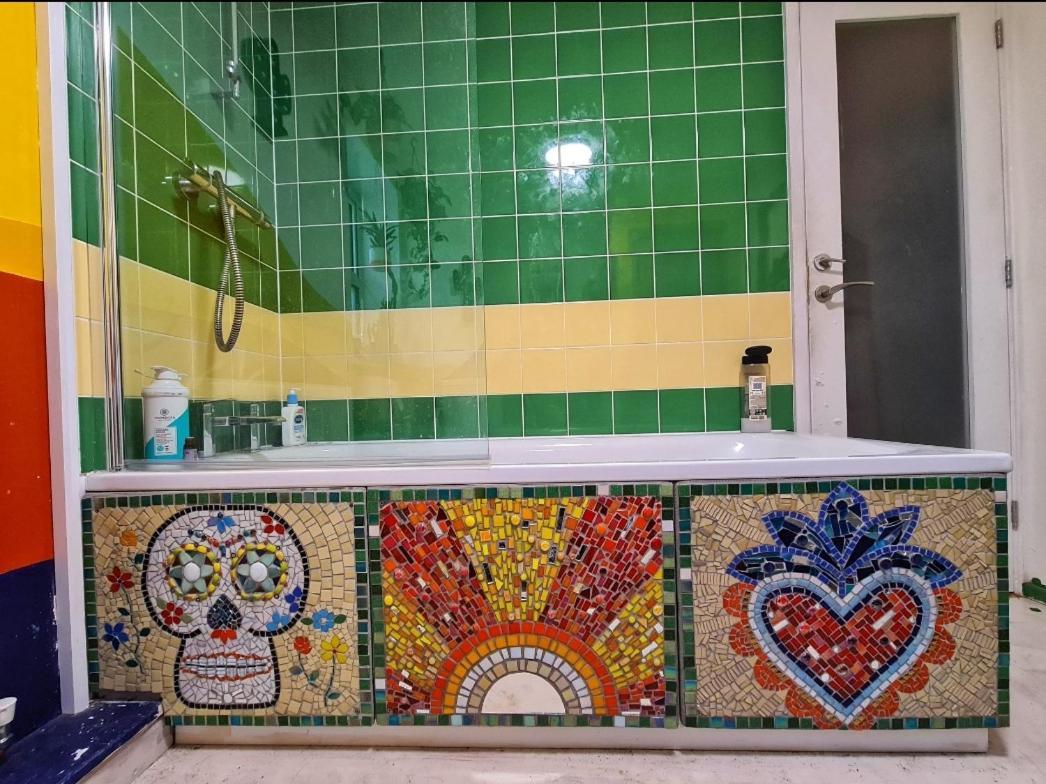 Bright, Roomy, Colourful Flat In Appartement