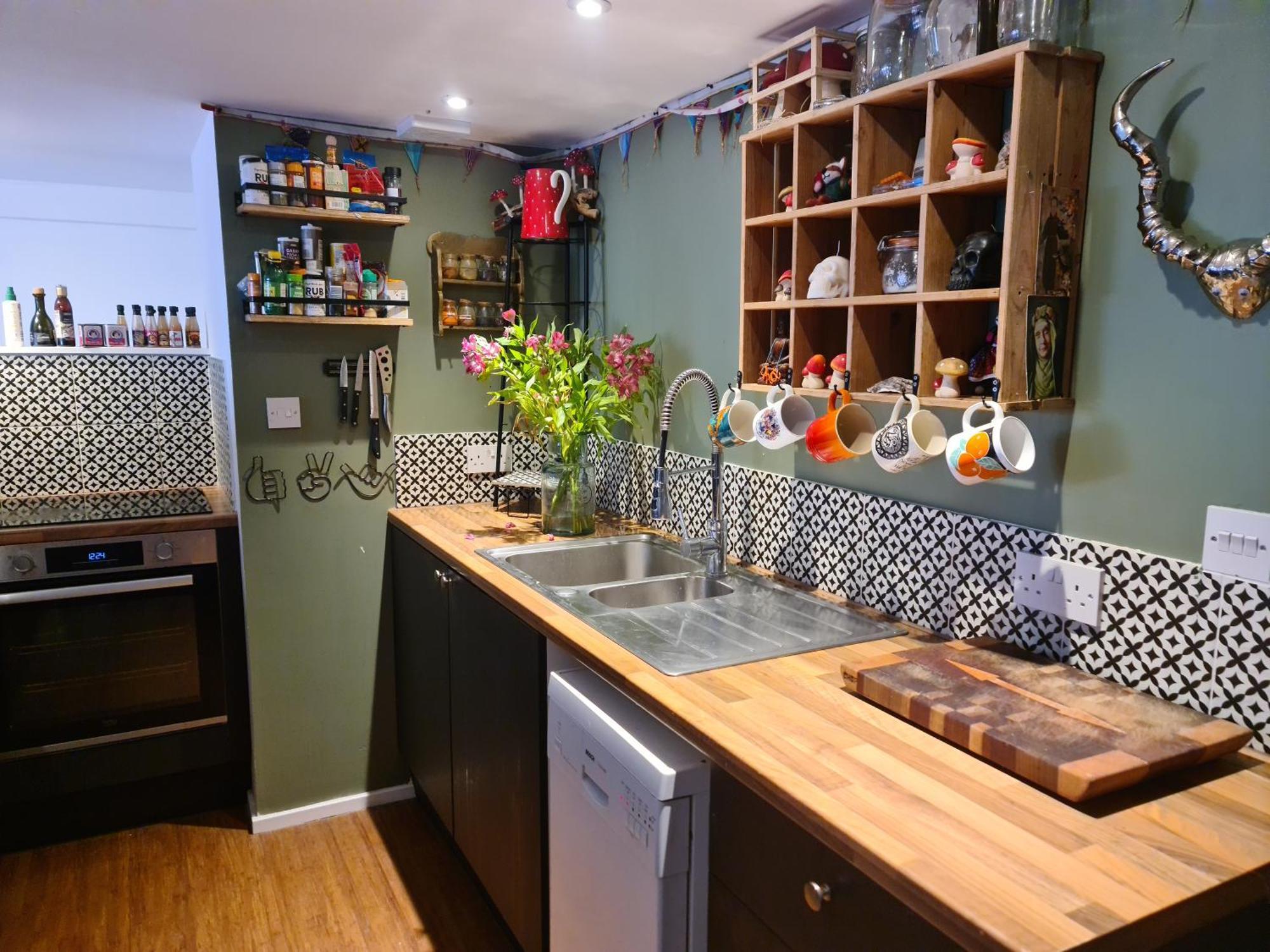 Bright, Roomy, Colourful Flat In Hove